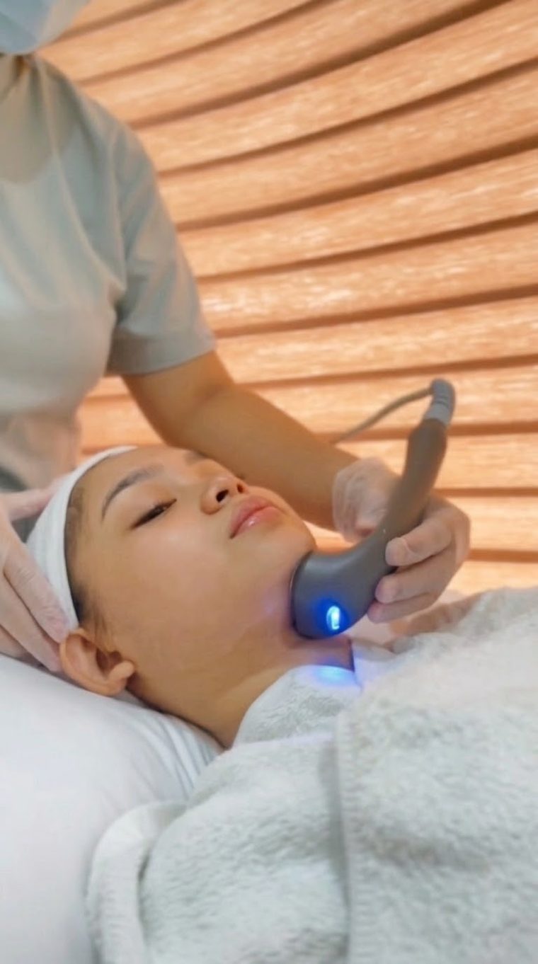 Patient receiving LiteLift treatment with SygmaLift at Skinstitute.